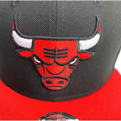 Бейсболка с прямым козырьком Chicago Bulls ( Чикаго Буллз) — фото 3 Бейсболка с прямым козырьком Chicago Bulls ( Чикаго Буллз)