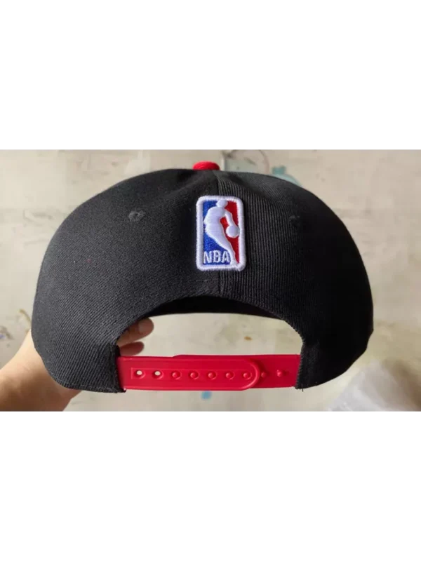 Бейсболка с прямым козырьком Chicago Bulls ( Чикаго Буллз) — фото 4 Бейсболка с прямым козырьком Chicago Bulls ( Чикаго Буллз)